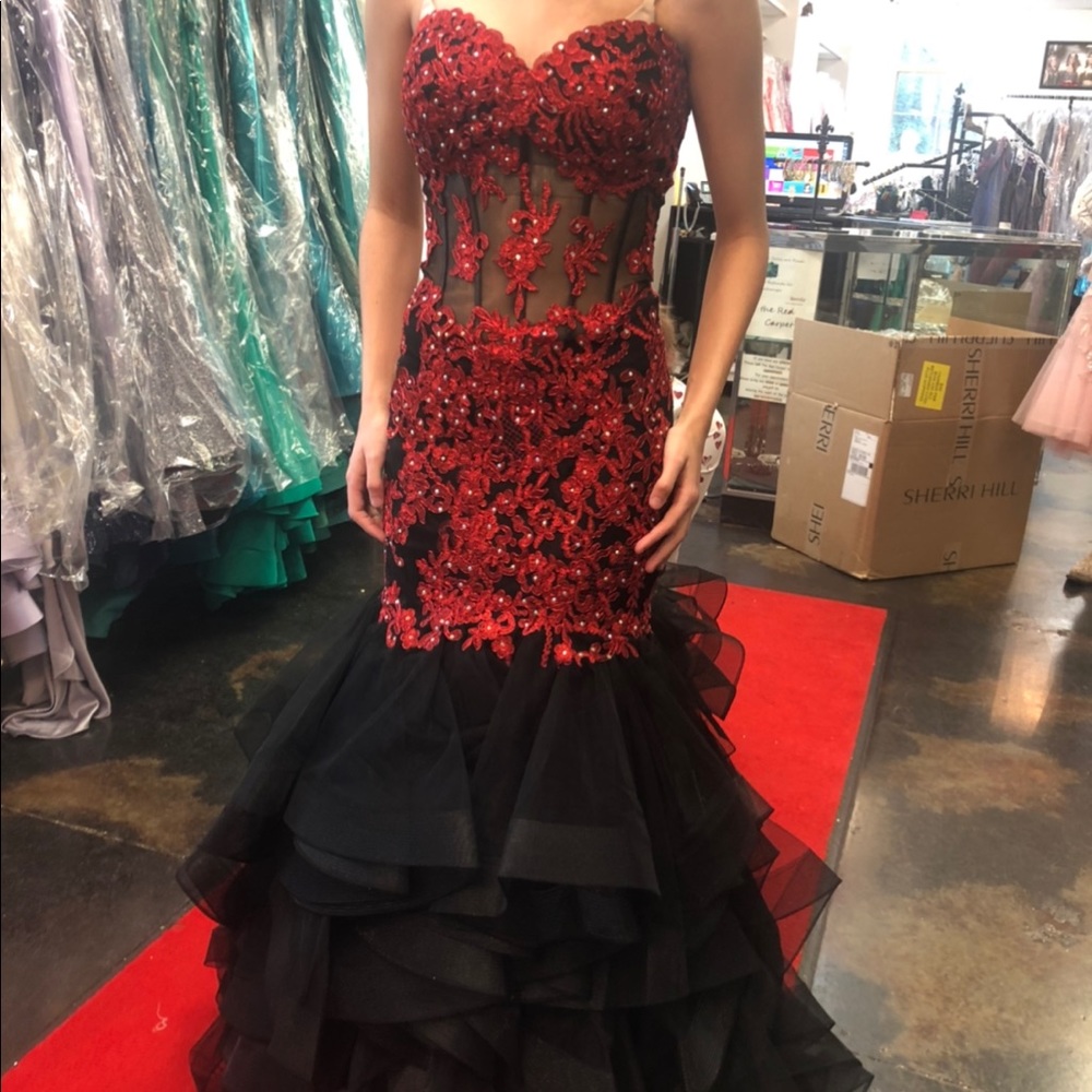 Jasz evening gown. Red and black size 00 - Picture 9 of 9